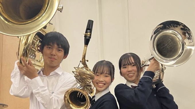 ACF2026出演団体紹介 第7弾！
成田高校音楽部のメンバーによるトリオ
楽器はユーフォニアム、バリトンサックス、チューバ....どれも中低域
この編成向けの楽譜がない！そこで頼ったのは...
他では聞けない音楽、トリオ「ETS」